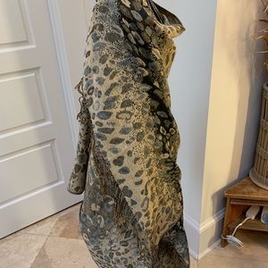 Stand-out! Fringed Long Wrap Grey & Gold & Browns